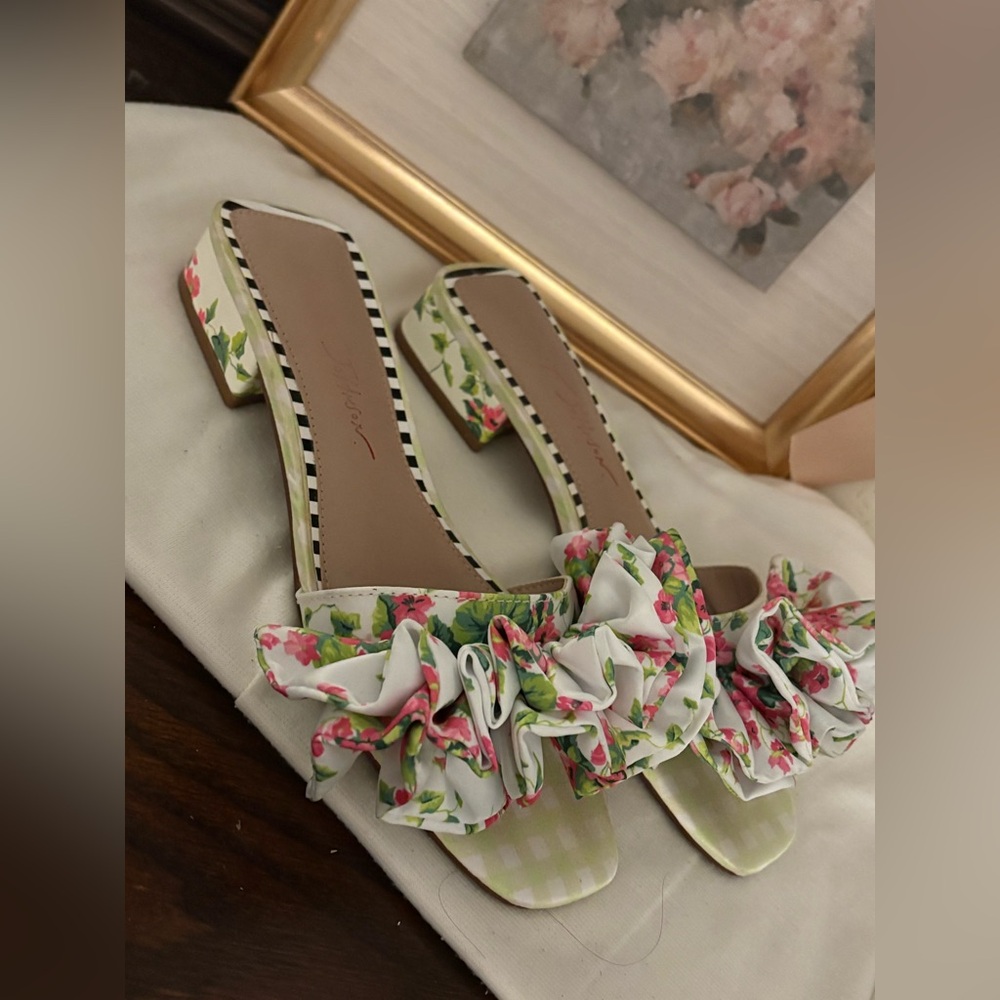 Betsey Johnson Alivia floral ruffle sandals women’s size 6